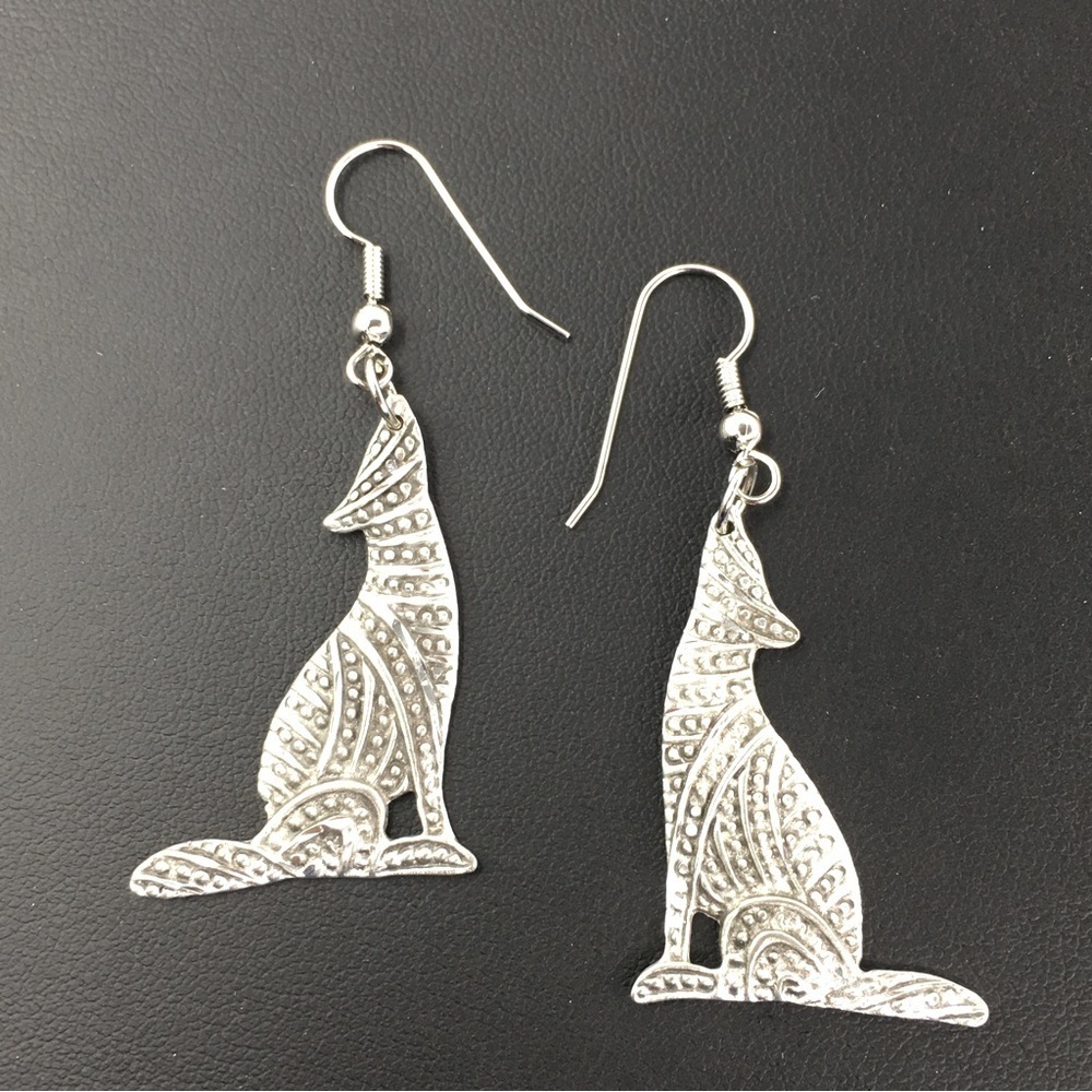 Coyote Dangle Earrings Howling Wolf Diamond Cut Silver Tone New Without Tags
